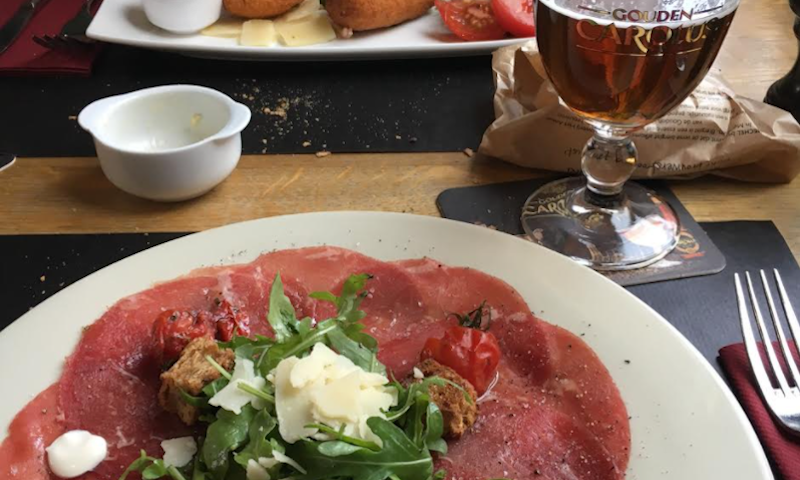 Carpaccio op een bord met Gouden Carolus Classic